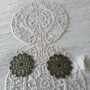 FANCY BLACK FLOWER EARRINGS